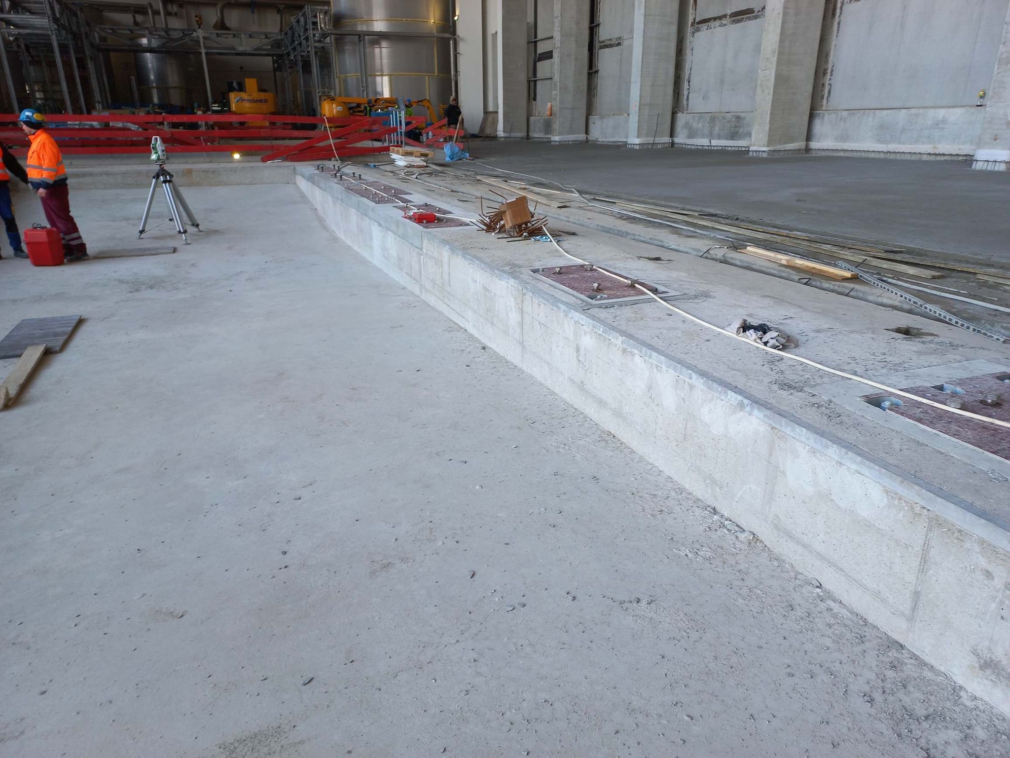 Az ipari saválló medencét fogadó betonszerkezet felmérése a telepítés előtt