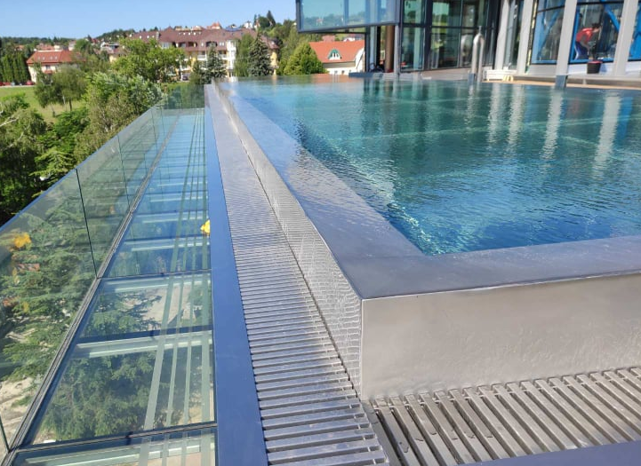 Infinity pool kialakítású, kültéri, emeleti rozsdamentes medence, panorámával
