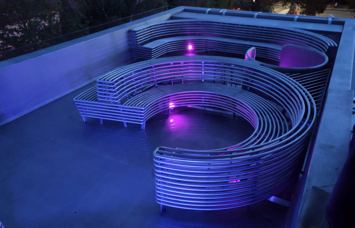 Pink világítással megvilágított rozsdamentes csőpadok a MenDan Hotel nem feltöltött medencéjében